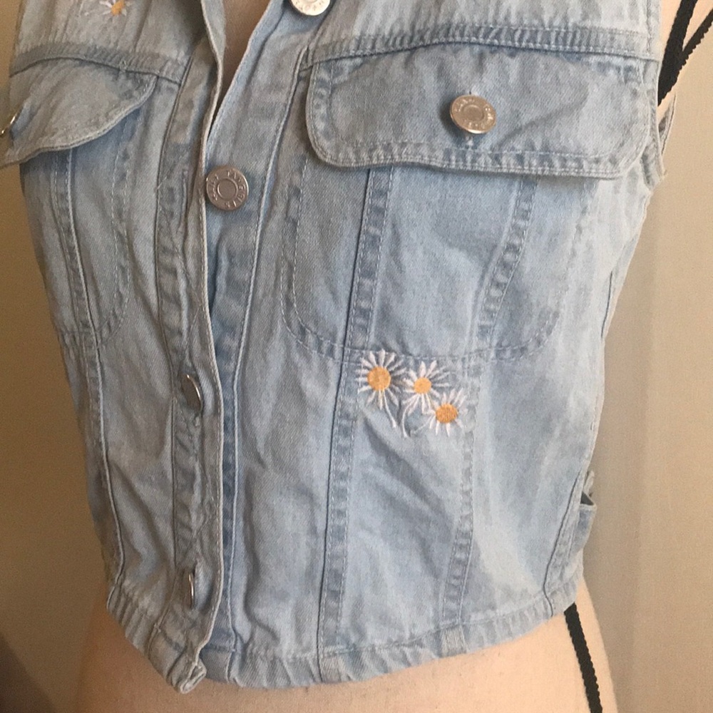 Cute Vest Button down - Picture 2 of 9